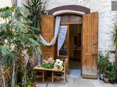 Altro sottano secolare � quello posto sempre su strada Quercia, utilizzato anche per vendere frutta e verdura. Due sedie all�esterno fanno infatti da supporto per un�asse di legno sulla quale sono esposti finocchi, zucca e cicorie